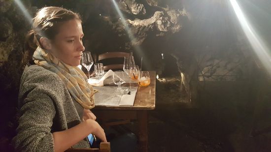 ...bevor wir unseren reservierten Tisch in der Grotte bekommen...