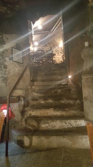 Da gehts hinauf in die größere "Höhle"...