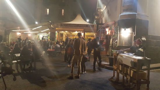 Es ist proppevoll, jeder Tisch ist besetzt. Ganz traurig: daneben war ein kleines gemütliches Restaurant, und dort saß nicht EIN Mensch...