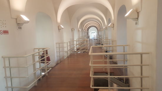 Sieht aus wie ein Gefängnis, ist aber nun die Universität Catania. In jeder Nische sitzt ein Studi und ist am arbeiten...