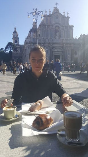 Wir suchen uns ein Cafe auf dem belebten Marktplatz und genießen ein Frühstück. Im Hintergrund die Kathedrale