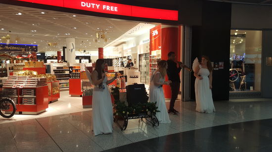 Weihnachtsstimmung am Duty free shop..