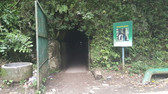 Die Höhlen dienten im 2. Weltkrieg als Bunker und Gefängnisse