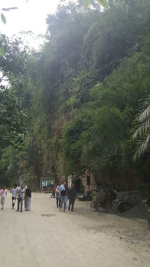 Vor den Höhlen stehen schon Männer bereit die für 5000 IDR Taschenlampen verleihen...