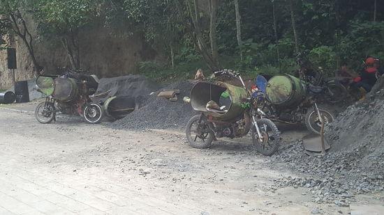 Die Mopeds sind mit aufgeschnittenen Tanks bestückt, damit man so große Mengen Kies, Erde und Steine transportieren kann. Immer wieder sehen wir diese...