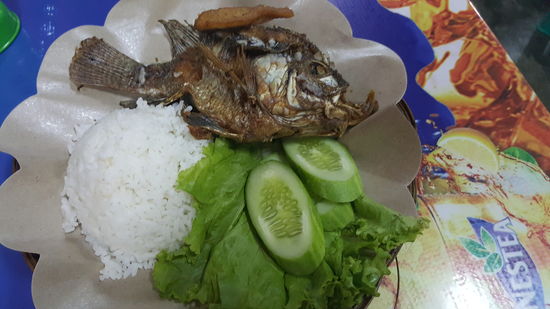 Abends gibt es Fisch im kleinen Warung nebenan...