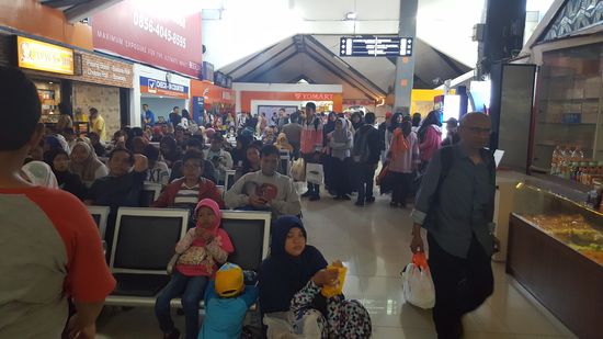 Die Wartehalle ist gut gefüllt