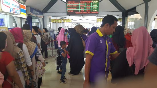 Überall wuseln fleissige Helfer herum...