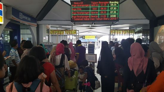 Hier geht es durch die Kontrolle zum „Gate“
Man achte auf die „schwarze Frau“  - habe garnicht bemerkt, dass ich die fotografiert habe...so tief verhüllte sieht man hier auch selten...