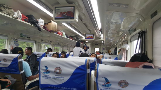 Der Bordservice, mit Getränken und Essen...