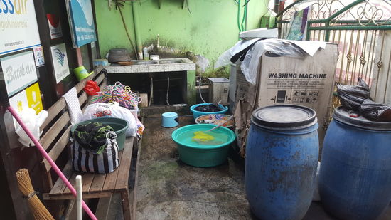 Dies ist ein "Waschsalon" - 
Für 6000 IDR bekommt man 1kg Wäsche gewaschen.