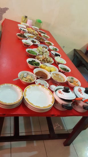 Es gibt 3 verschiedene Fischsuppen. Ich fand die mit Safran und Lemongras am leckersten. Dann Thunfischstücke, Marlinstücke , —als Gemüse: Casava, banana, Waterspinat, Süßkartoffel, Taro, eggplant und vieles mehr...