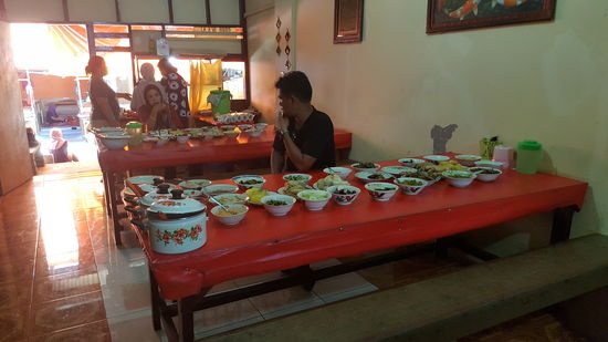 Hier waren 3 solcher  Tische so gedeckt, die auch immer gut besucht waren