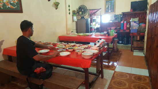 Dazu bekommt wieder jeder noch eine kleine Schüssel mit frischem Wasser zum Finger waschen...