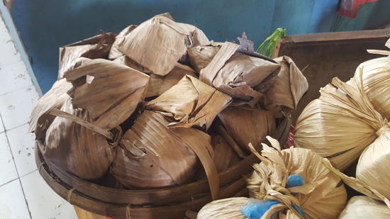 Alex kauft noch Palmsugar für meinen Hustentrunk, den er später kocht..