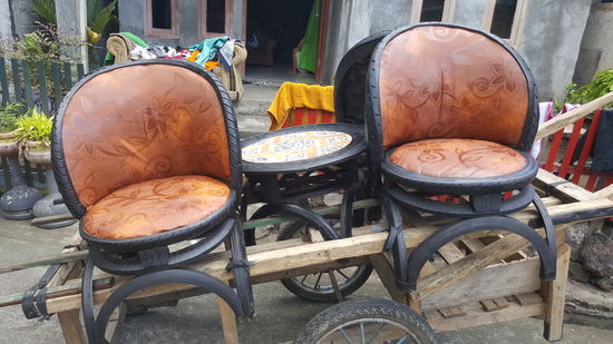 Auf dem Heimweg treffe ich noch diesen Verkäufer mit den Möbeln auf dem Karren, die aus alten Reifen hergestellt sind. Ja- schaut mal genauer hin- habe ich auch gemacht -ich finde die sehen echt schick aus und bin begeister...