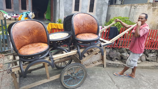 Der Mann ist auch begeistert—von mir....er freut sich so sehr, dass er mir ganz lange die Hand schüttelt.
Ein anderer, der uns beobachtet, fragt Alex ob ich Amerikanerin bin und ist erleichtert über die Antwort