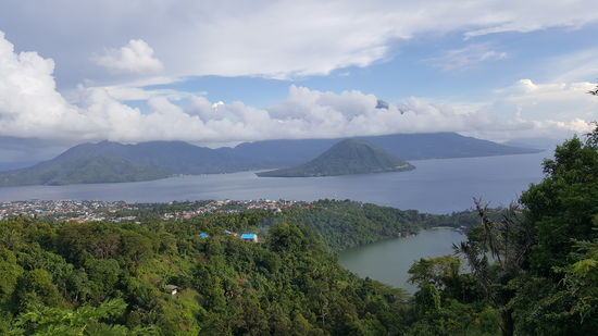 Nachmittags fahren wir mit dem Bike noch zu diesem schönen Aussichtspunkt. Der riesige Kegel ganz hinten, der sich aus den Wolken quält, ist der Tidore