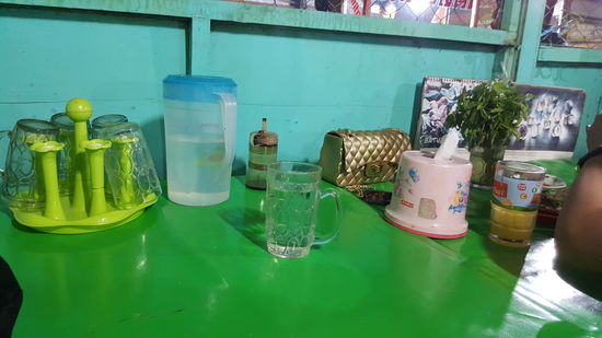 ...wie immer die für uns witzig eingedeckten Tische mit Toilettenrollenhalter, grüner Plastiktischdecke und passenden Plastik-Getränkehalter...