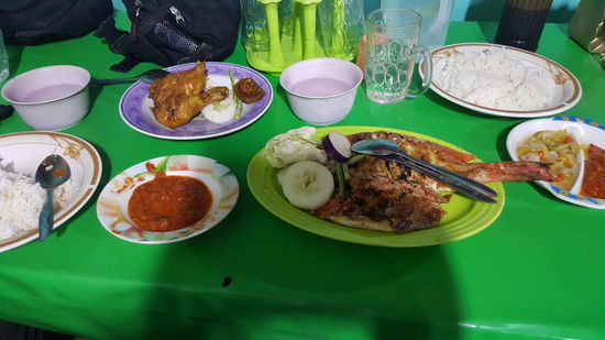 Der -Fisch war echt köslich, dazu natürlich Reis und einige scharfe Soßen
Der Fisch war mit 60.000 IDR das teuerste-