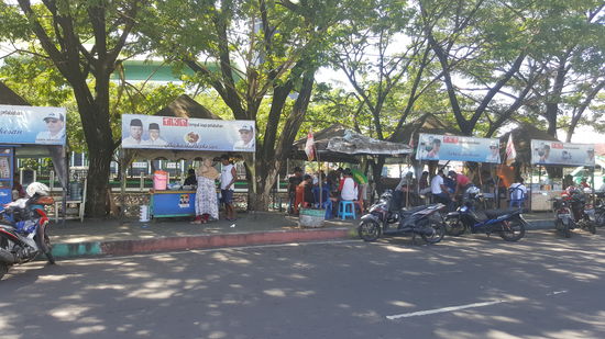 Hier sind viele kleine Warungs