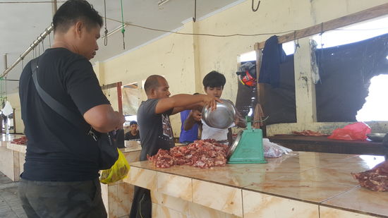 Alex muss noch Verpflegung für die Trekkingtour einkaufen