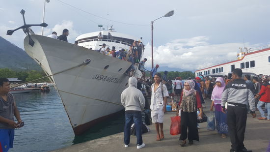 In Jailolo angekommen, gehts runter vom Schiff, sehr steil...