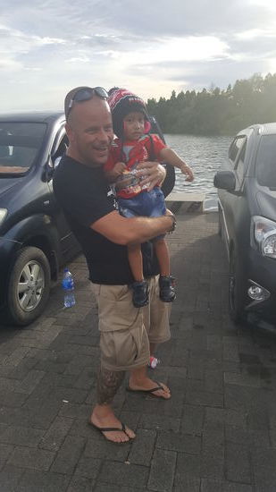 Sofort werden die Jungs belagert und um Fotos gebeten. Die sind das noch nicht so gewohnt und freuen sich noch...