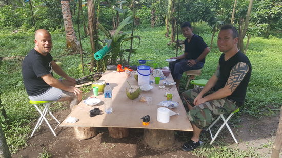 Die Kokosnussplantage. Hier gibt es erstmal Kokoswasser zur Vorbereitung aufs Trekking