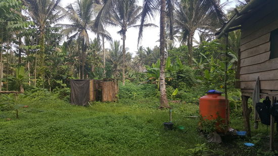 Dort hinten ist die Toilette und „Dusche“