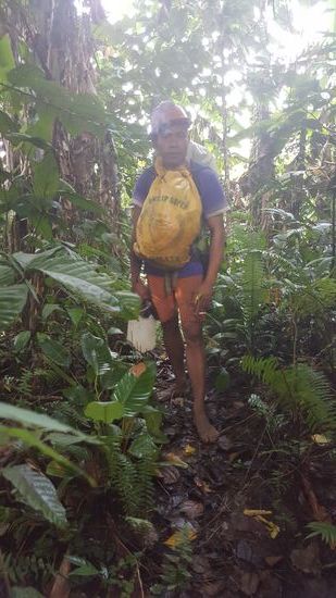 Unser Porter, leider habe ich seinen Namen vergessen...er macht die ganze Strecke übrigens BARFUSS!!! Ind ist immer vorne und nonstop am rauchen..