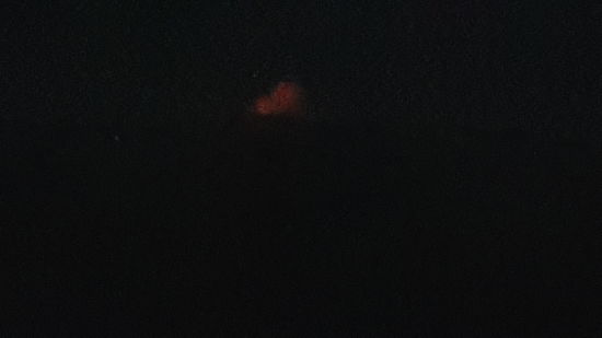 Der Vulkan ist laut. Im Dunkeln sieht man die riesigen Feuer. Es ist ein atemberaubender Anblick...