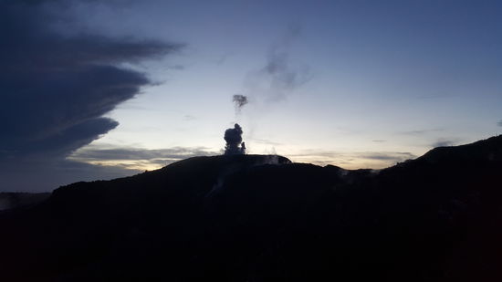 Nach den Eruptionen hört man scheppernde Geräusche.  Das ist die Lava die an den Seiten mit Krach herunterläuft. Ich bekomme Gänsehaut..