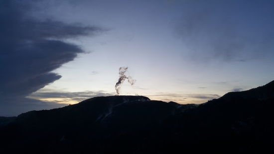 Manchmal sind es gelbliche Windhosen die aus dem Vulkan emporsteigen