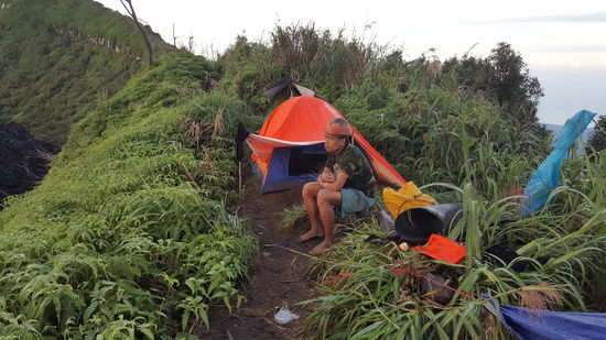 Unser Porter sitzt die meiste Zeit  rum und raucht