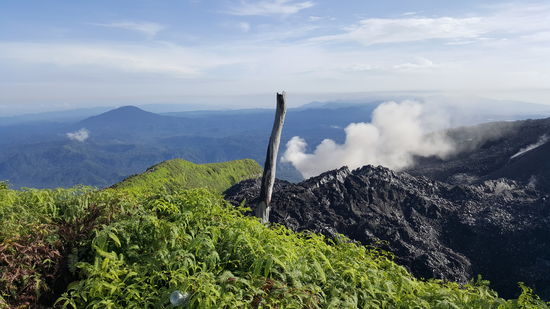 Auf dem grünen Bergkamm stehen unsere Zelte, der Weg war doch ganz schön beschwerlich, aus den 40 Minuten, die Alex veranschlagt hat werden mit mir locker 1.5 Stunden...