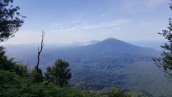 Hier der Blick auf die Vulkane: Gamkonora, Sahu, Gamalama und Tidore