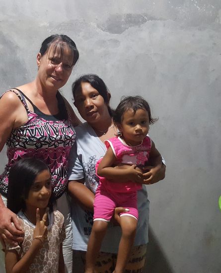 Immer weider kommen neue Gäste--es spricht sich wohl rum, dass hier heute ein weißer Gast in diesem Haus ist...