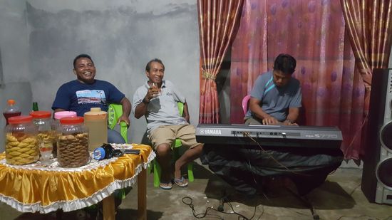 Es wird live-Musik gespielt, getanzt und gesungen....