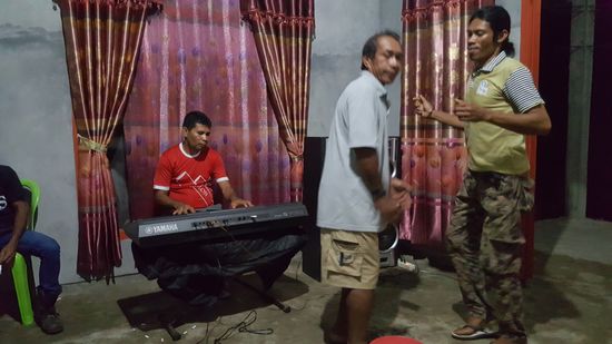 immer wieder wechselnde Gäste, die kommen, mich bestaunen, trinken, klönen, tanzen und wieder gehen...