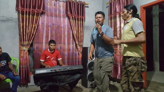 Ich werde auch zum tanzen aufgefordert und die Freude ist riesig als ich dem nachkomme...