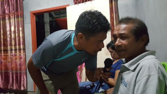 Als ich dann diesen älteren Cousin von Alex zum tanzen auffordere, ernte ich größte Begeisterung und bekomme Applaus...