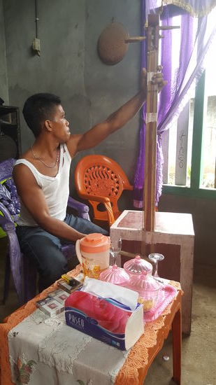 Wieder die typische Tischdeko und es gibt Kekse und Bier mit Palmwein...und immer Millionen von Fliegen. Kinder kommen, stehen in der Tür  und starren uns neugierig an...