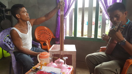 Ein Freund wird besucht und wieder Musik gemacht. Mit den einfachsten Mitteln werden hier  Musikgeräte gebaut, aus denen man tolle Klänge zaubert....