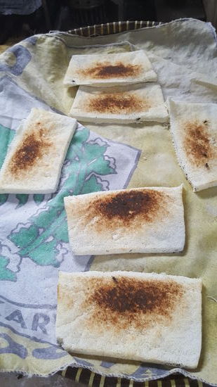 Ich probiere sie natürlich, sie schmecken etwas süßlich