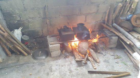 Die Formen werden auf dem offenen Feuer erhitzt. Für das Feuer werden Kokosnussschalen verbrannt..