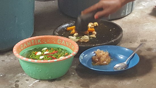 Dann wird alles getrennt voneinander mit einem Mörser klein gestampft