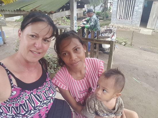 Da kommt ein Händler auf einem Moped vorbei...