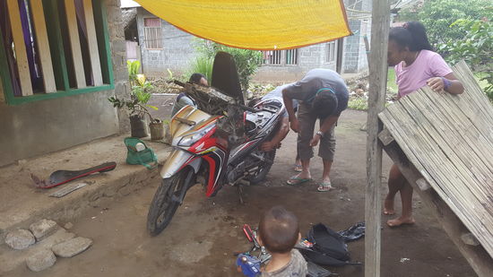 ...immer mehr Teile werden ausgebaut...und mehr Zuschauer kommen...
immer mal wieder ein Test: springt nicht an---