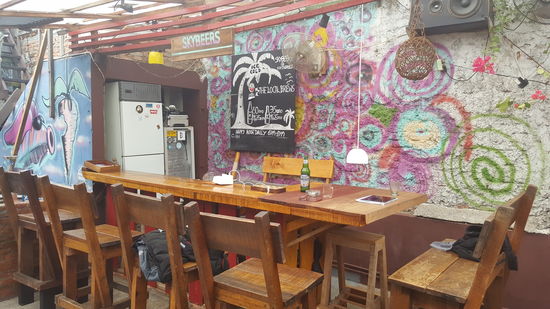 Hhier gibt es eine lustige Bar, in der abends auch immer was los ist.
Und hier gibt es Bier!!!!!!!!!!!!
Aber jetzt kann ich auch weiter darauf verzichten...